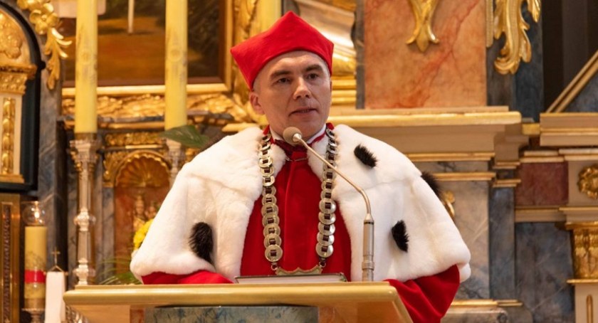 Dr hab. Robert Wojciech Włodarczyk nadal rektorem PPUZ - próba odwołania niezgodna ze statutem uczelni