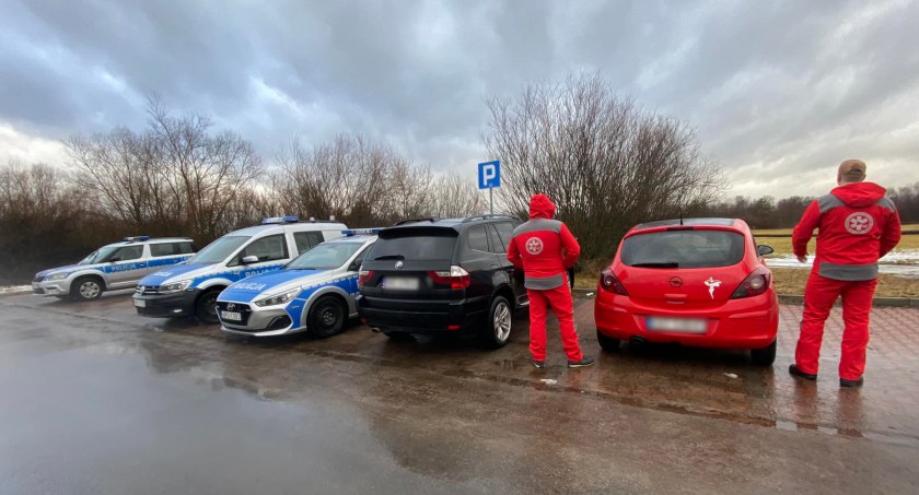 Szukali kierowcy, a jego ciało z raną postrzałową znajdowało się w bagażniku. Co się stało w Ludźmierzu?