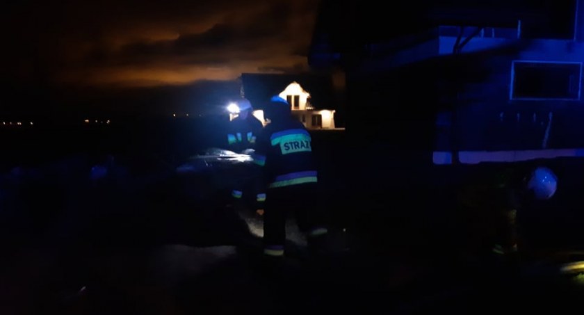 Intensywny wiatr przyszedł nad Podhale - zerwany dach w Czerwiennem