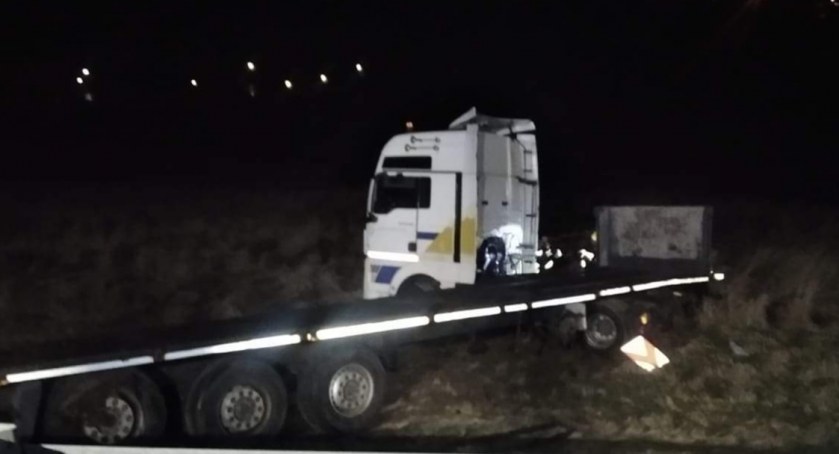 Ciągnik z naczepą wypadł z drogi - groźne zdarzenie na chyżniance 