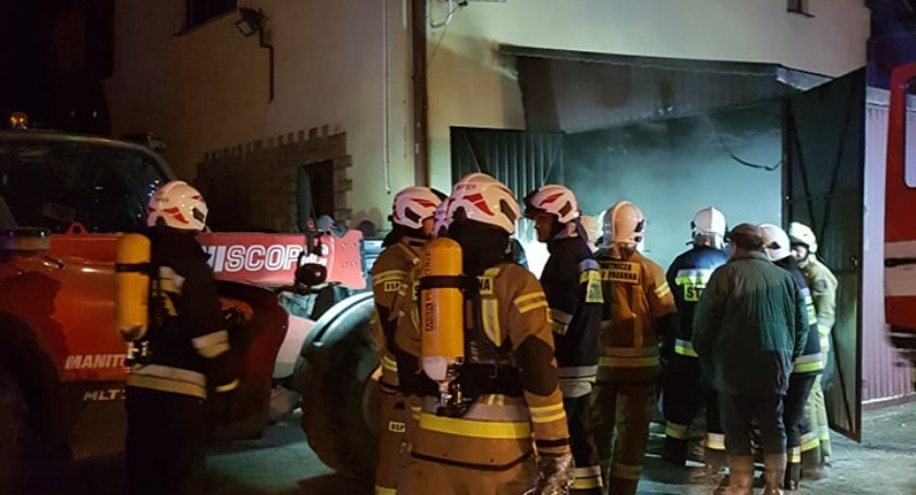 Pożar przy budynku stolarni w Podsarniu 