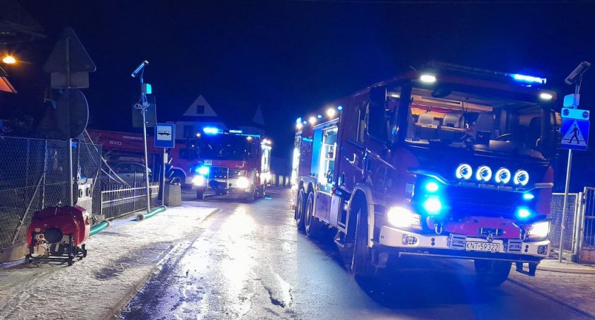 Zaczęło się od pożaru w kominie, zajęło się poddasze - strażacy zapobiegli tragedii
