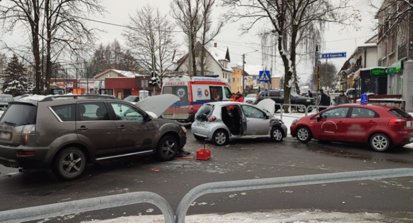 Starsza kobieta poszkodowana w zderzeniu trzech osobówek