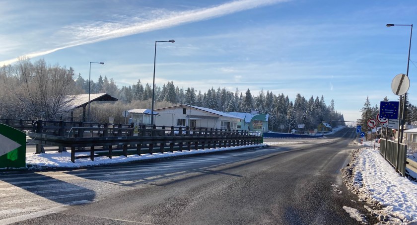 Zamknięty most w Chyżnem - utrudnienia na granicy