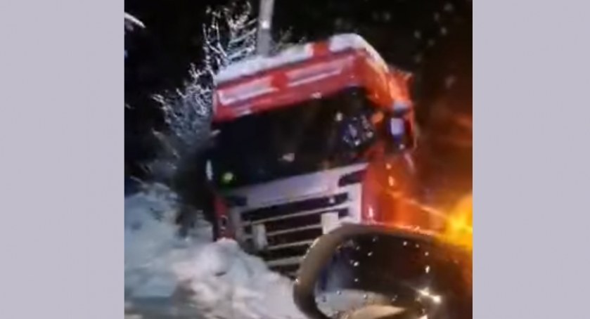 Bardzo trudne warunki - TIR w rowie