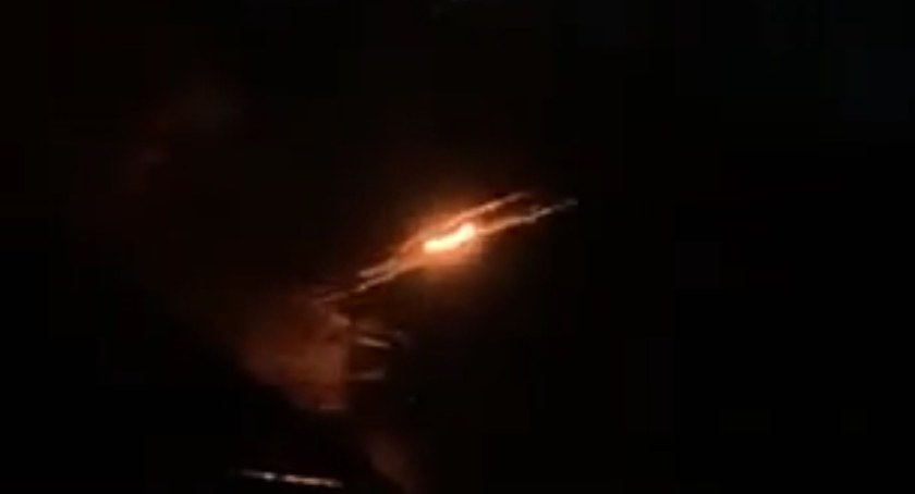 Drzewo w ogniu na linii energetycznej - nietypowa akcja w Tylmanowej