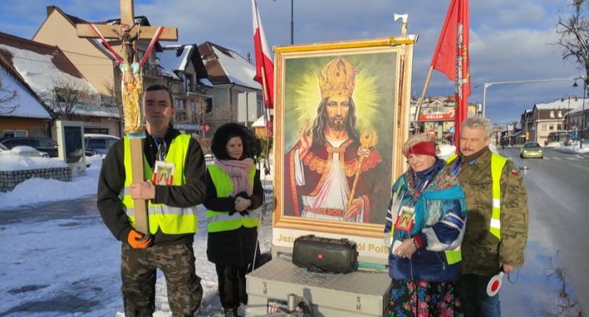 Narodowa pielgrzymka ku czci Jezusa Chrystusa Króla Polski dotarła do Czarnego Dunajca - wędrując przez Polskę głoszą Słowo Boże