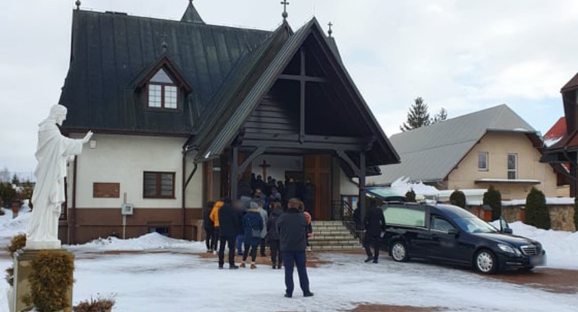 Ksiądz wyprosił uczestników pogrzebu bez masek - afera w Lipnicy Wielkiej 