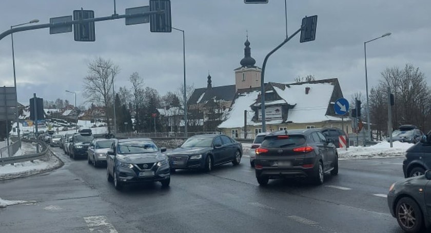 Wyłączone światła w Klikuszowej na zakopiance - mieszkańcy mają problem z włączeniem się do ruchu 