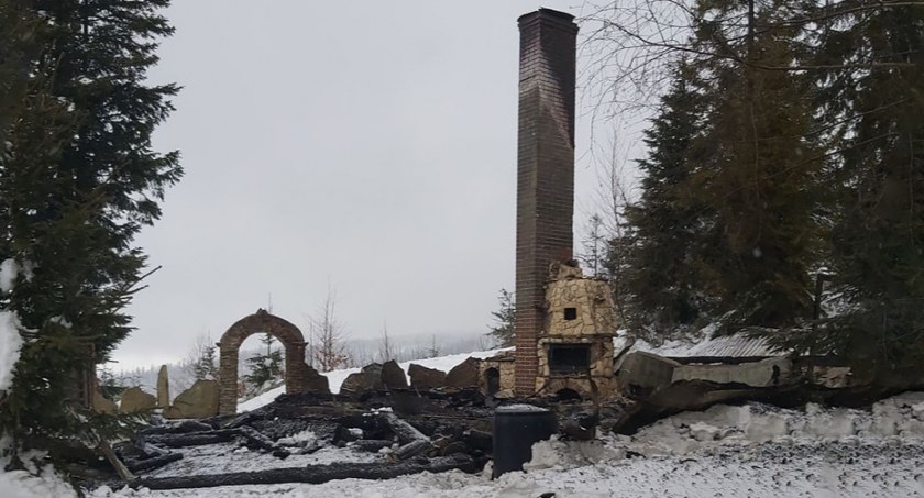 Został tylko komin i kamienne wejście - straty po pożarze bacówki w Gorcach