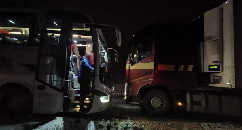 Zakopianka zablokowana - autobus zderzył się z ciężarówką
