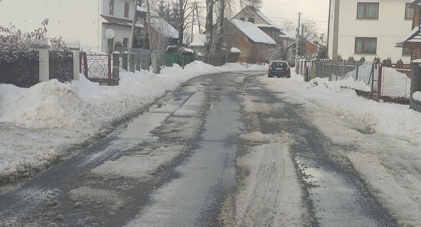 Lodowy problem na drogach w Czarnym Dunajcu - kto odpowiada za ich odśnieżanie?