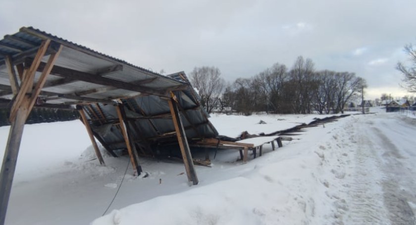 Runęły stragany na placu targowym w Jabłonce - mogło dojść do wielkiej tragedii