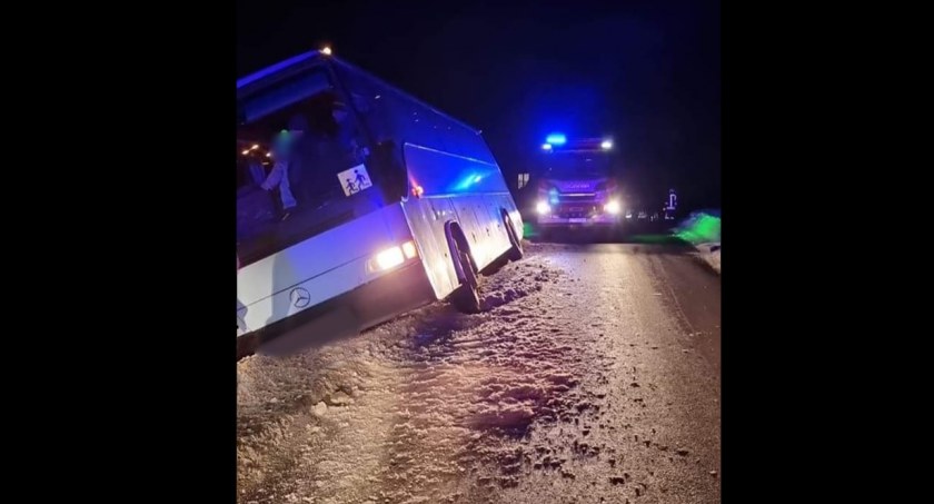 Autobus z dziećmi wypadł z drogi - wezwano strażaków