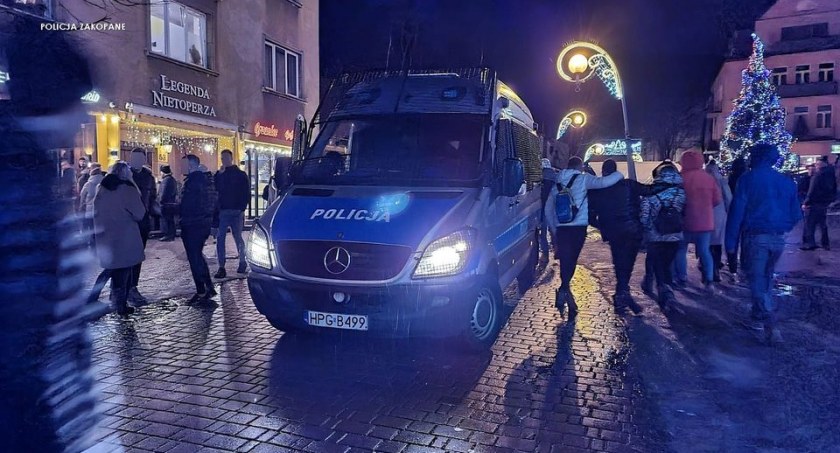 Wjechał na Krupówki samochodem, otrzymał 3000 zł mandatu - to tylko początek jego problemów