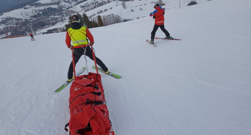 Wypadek na snowboardzie - poszkodowanej pomogli ratownicy GOPR