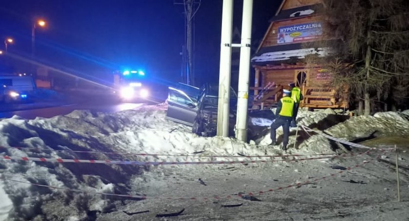 Pijany turysta wbił się samochodem w słup