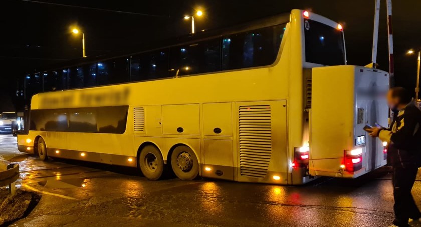 Autobus utknął na przejeździe kolejowym