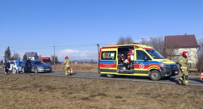 Zderzenie samochodów przed remontowanym mostem