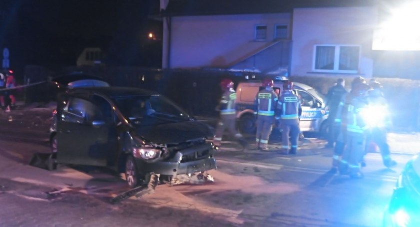 Policja wyjaśnia okoliczności zderzenie radiowozu policyjnego z osobówką
