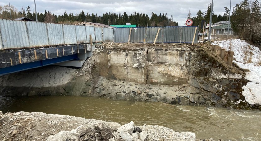 Trwa rozbiórka mostu na granicy w Chyżnem