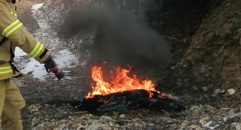 Kłęby czarnego dymu widoczne z daleka - akcja strażacka na granicy Białego Dunajca i Szaflar