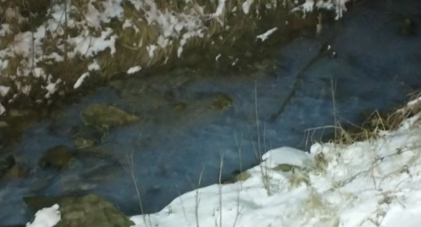 Niebieska ciecz w potoku - co to może być?