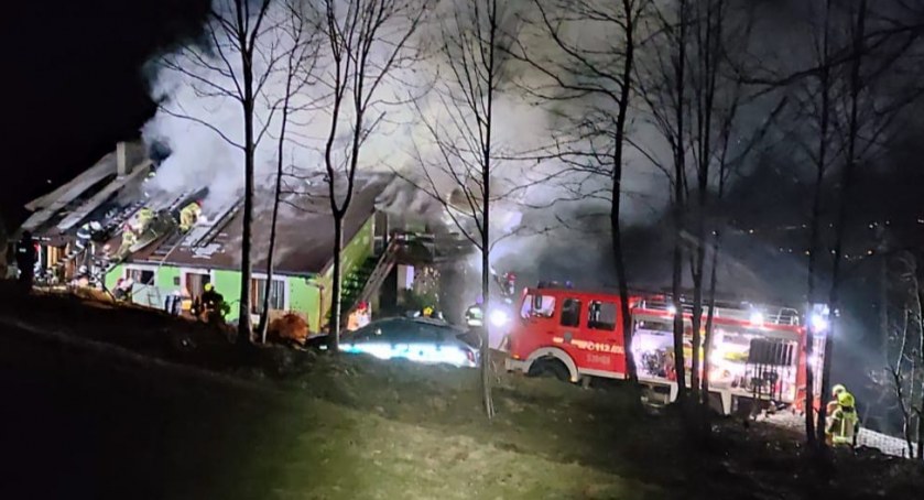 Tragedia w Makowie Podhalańskim - strażacy wynieśli zwęglone ciało 