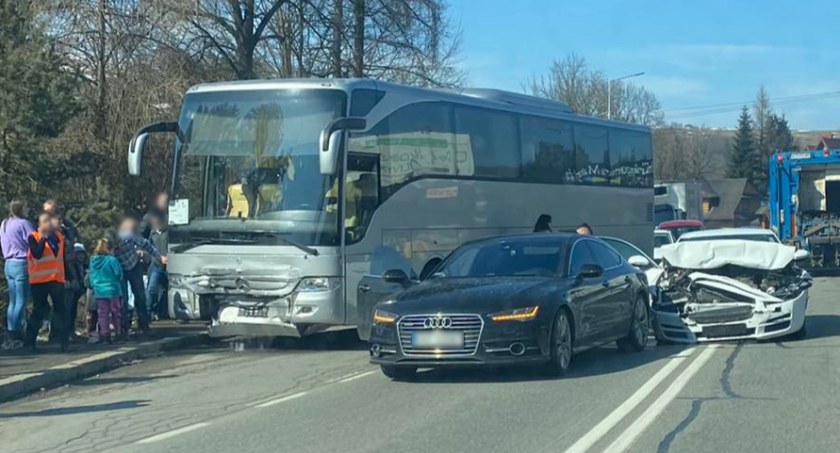 Dwie osobówki i autobus - zderzenie na zakopiance w Białym Dunajcu 