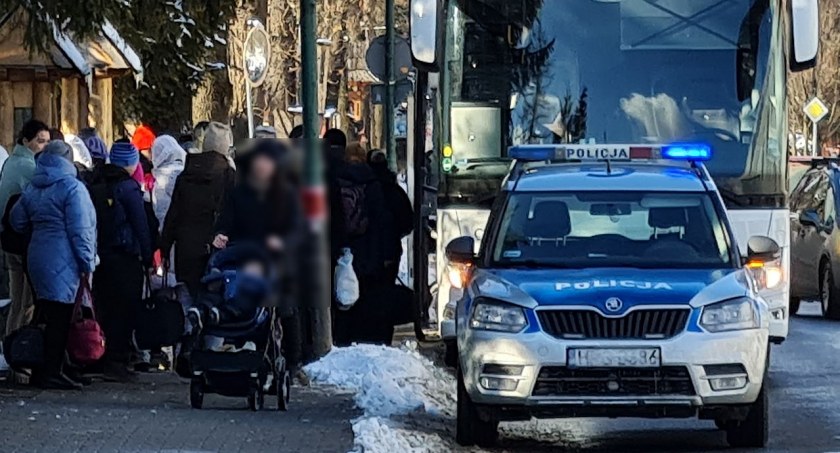Tatrzańscy policjanci pomagają uchodźcom i czuwają nad ich bezpieczeństwem