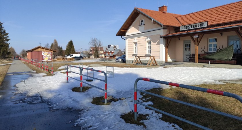 Pięknie na ścieżce rowerowej w Podczerwonem - trochę wiosny, trochę zimy