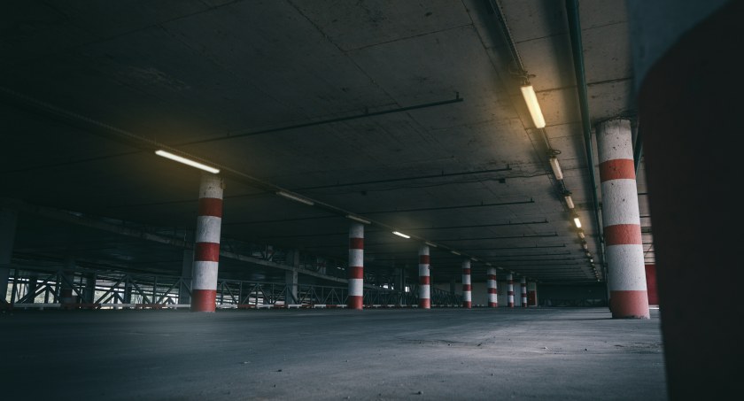 Słupki parkingowe – kiedy warto się na nie zdecydować?