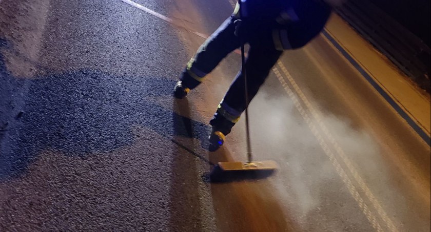 Wycieki na drodze też są zagrożeniem - strażacka akcja w Podczerwonem