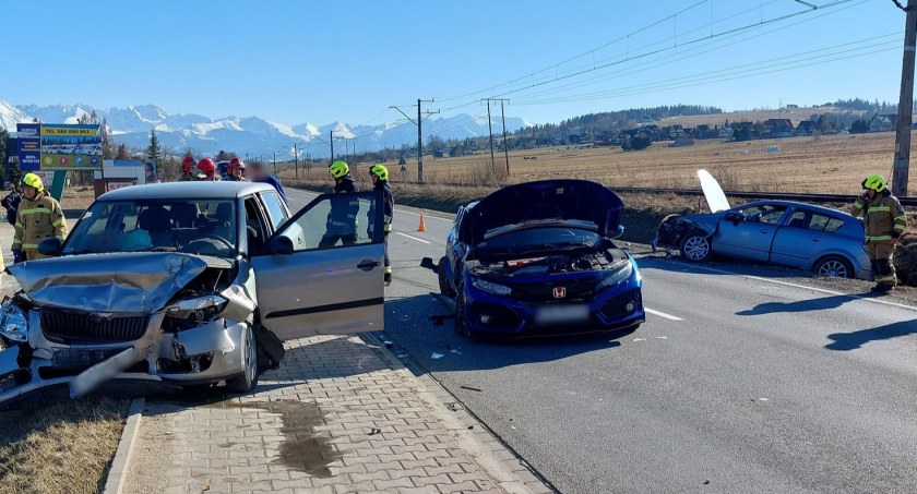 Zderzenie trzech samochodów na zakopiance