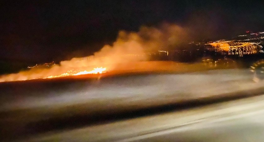 Znowu palą się trawy - ogień widziany z daleka