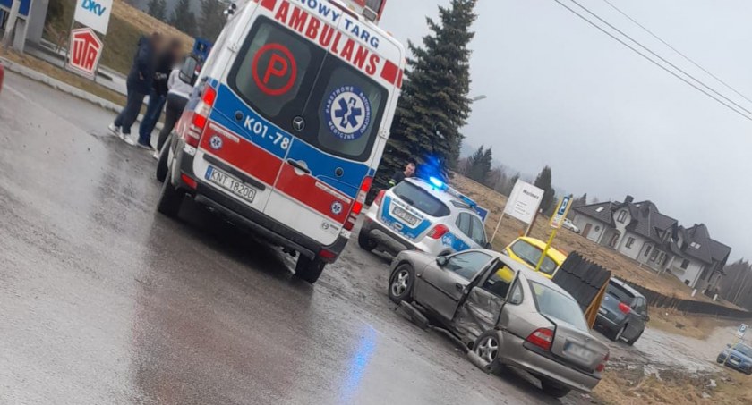 Dziecko poszkodowane podczas zderzenia samochodów na zakopiance