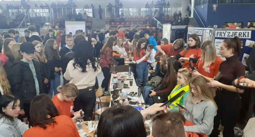 Metalka zachęca uczniów podstawówek podczas Dnia Otwartego ZSTiP