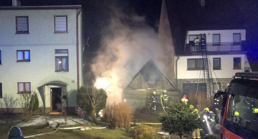 Zabytkowy drewniany dom spłonął doszczętnie, zagrożone sąsiednie budynki 