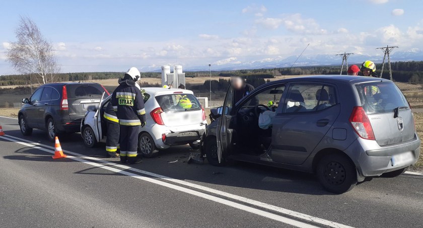 Zderzenie trzech samochodów w Jabłonce