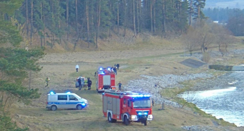 Cuchnące nielegalne ścieki nad rzeką w Nowym Targu 