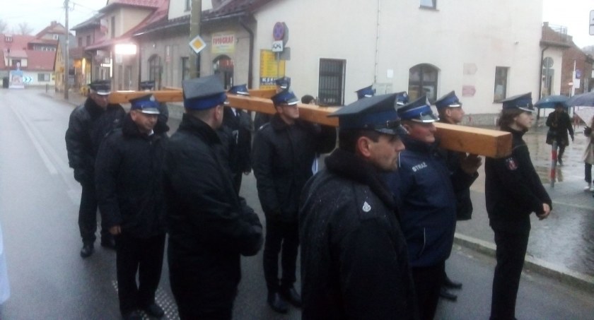 Droga Krzyżowa ulicami Czarnego Dunajca - Chwała Ojcu, i Synowi i Duchowi Świętemu
