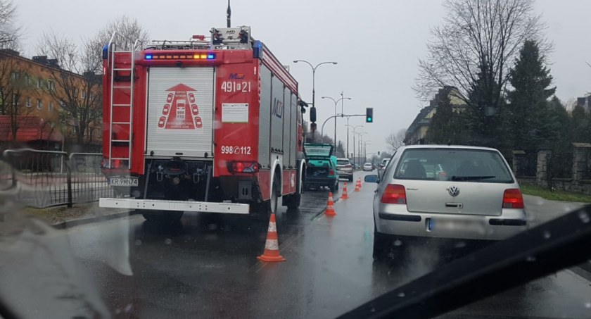 Strażacy wezwani do pożaru samochodu, a to tylko usterka