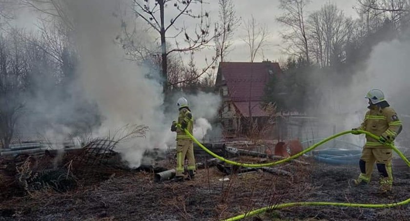 Pożar blisko zabudowań