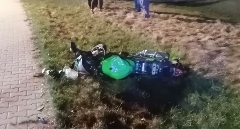 Chłopak i dziewczyna poszkodowani w zderzeniu motocykla z osobówką