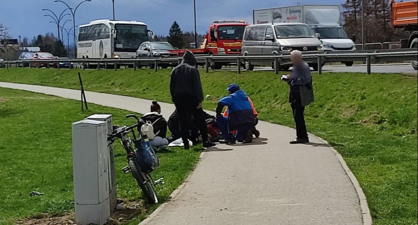 Stracił przytomność na ścieżce - pomogli mu przechodnie i wezwali ratowników