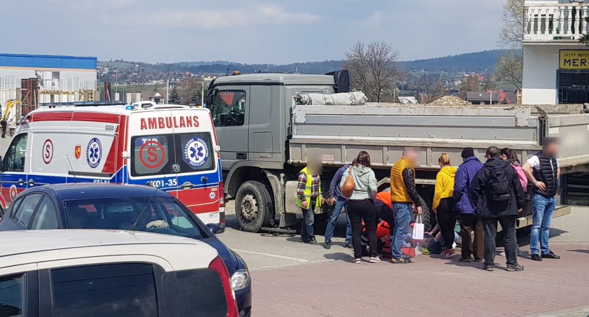 Kobieta potrącona przez ciężarówkę