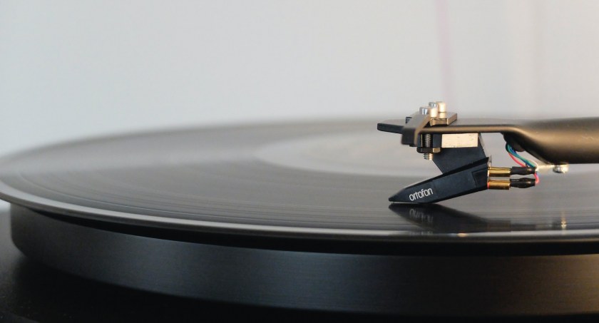 Na jakie kwestie zwrócić uwagę wybierając gramofon?