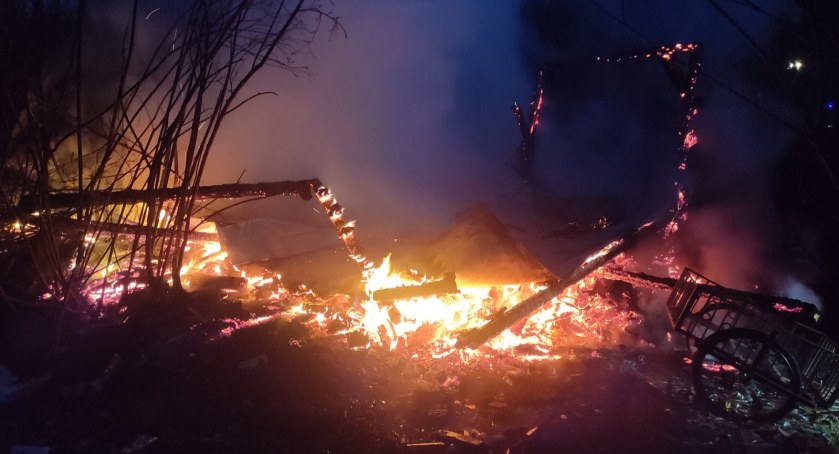 Ogień w lasku za kościołem w Podczerwonem - spalił się drewniany domek