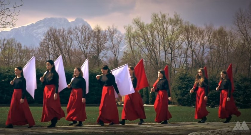 Uczennice z Poronina prezentują taneczny występ z okazji Dnia Flagi Rzeczypospolitej Polskiej