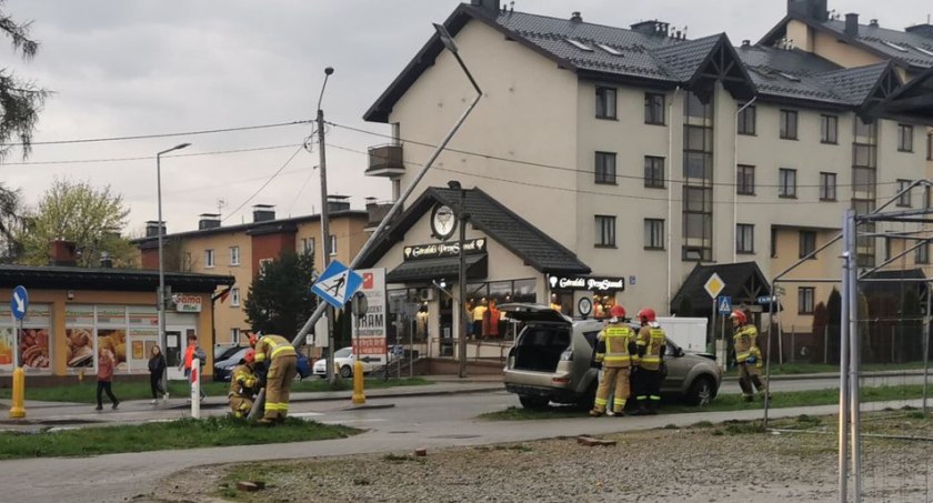 Aby uniknąć potrącenia pieszych na pasach, wjechał w latarnię